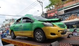 Taxi bốc cháy dữ dội, hành khách đạp tung cửa thoát thân